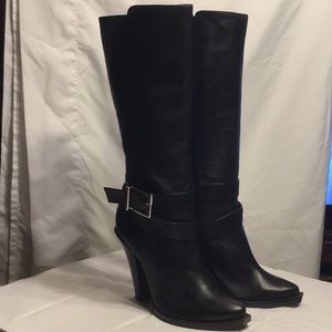 Jessica Simpson sexy riding boot! 🌟